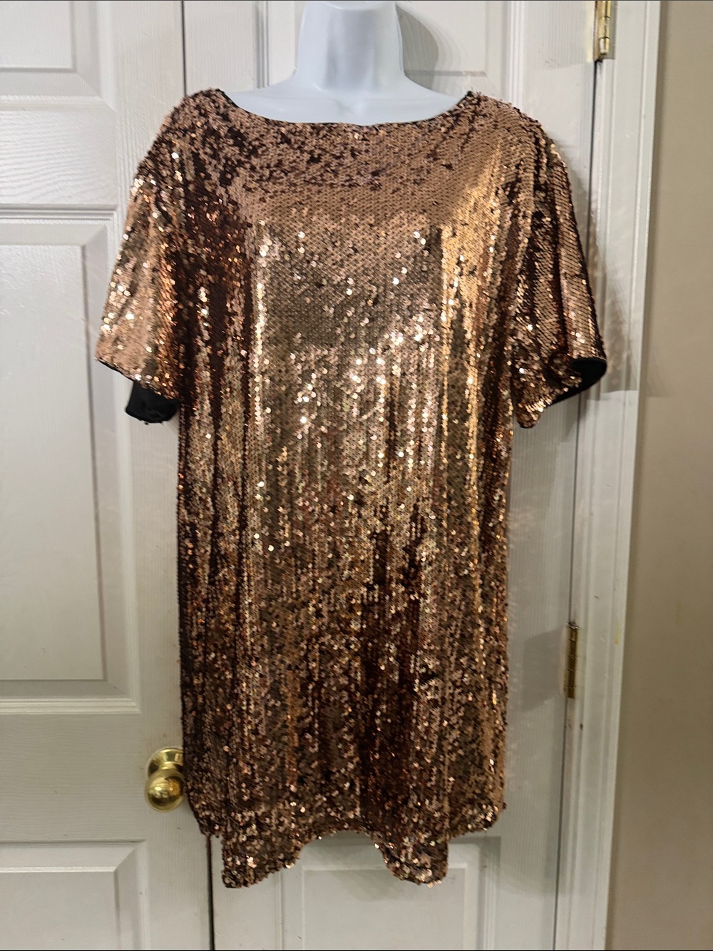 Hot & Delicious Rose Gold Sequin Shift Dress Sz S NWOT - Picture 1 of 8